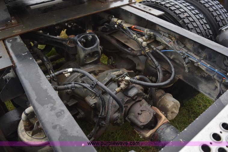 image for item J8472 2008 Kenworth T800 semi truck