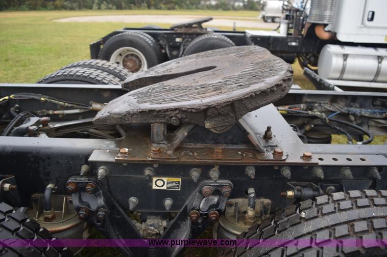 image for item J8472 2008 Kenworth T800 semi truck