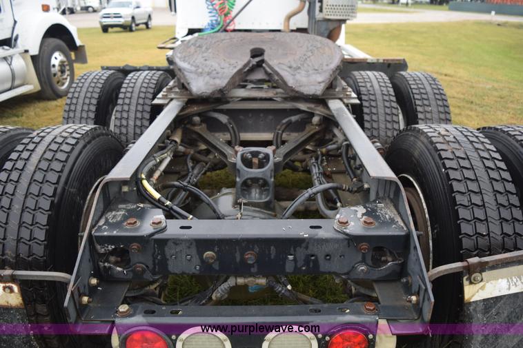 image for item J8472 2008 Kenworth T800 semi truck