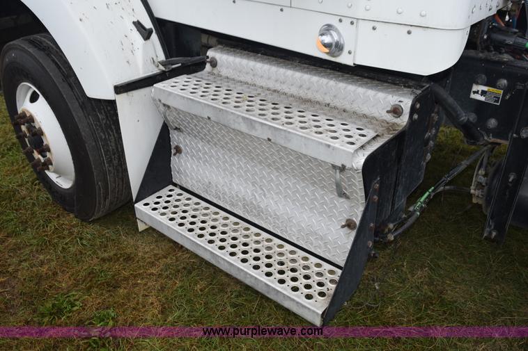 image for item J8472 2008 Kenworth T800 semi truck