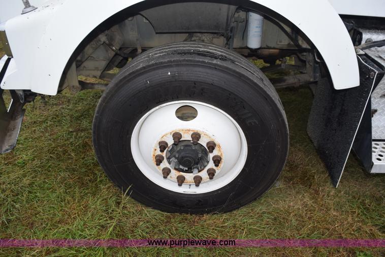 image for item J8472 2008 Kenworth T800 semi truck