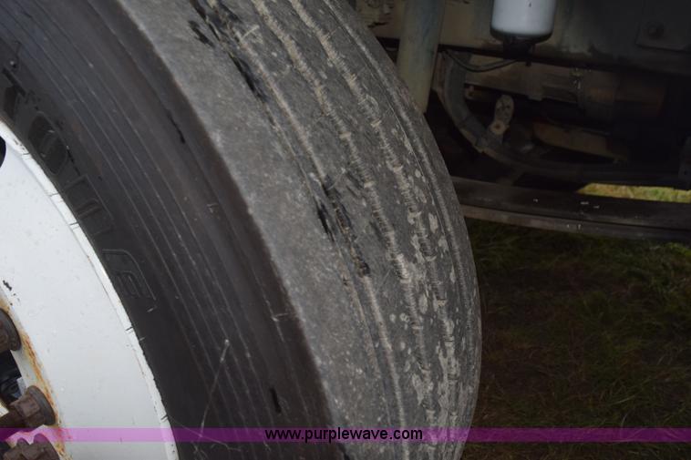 image for item J8472 2008 Kenworth T800 semi truck