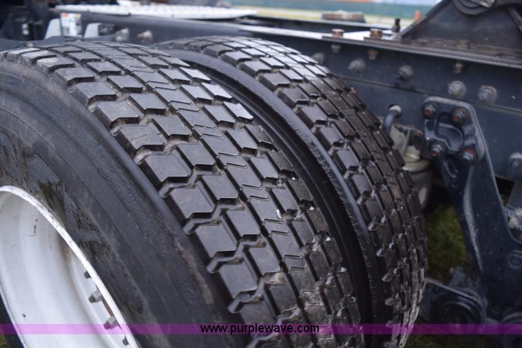 image for item J8472 2008 Kenworth T800 semi truck