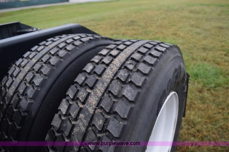 image for item J8472 2008 Kenworth T800 semi truck