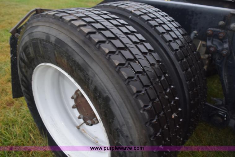 image for item J8472 2008 Kenworth T800 semi truck