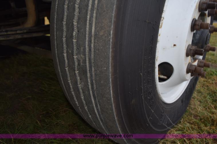 image for item J8472 2008 Kenworth T800 semi truck