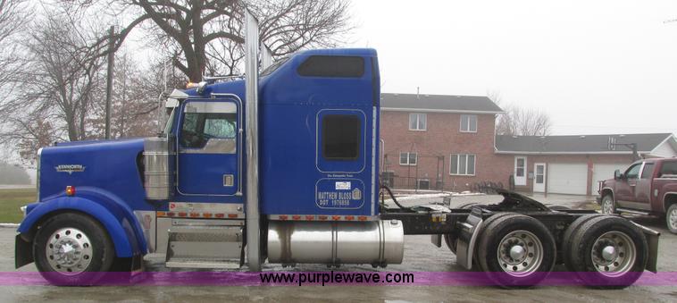 image for item J8788 2000 Kenworth W900 semi truck