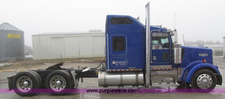 image for item J8788 2000 Kenworth W900 semi truck