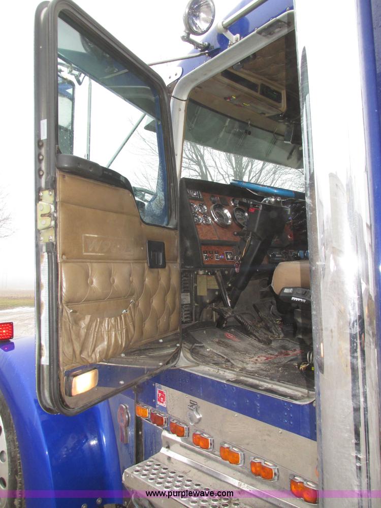 image for item J8788 2000 Kenworth W900 semi truck