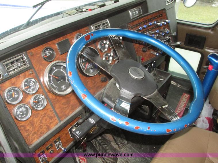 image for item J8788 2000 Kenworth W900 semi truck