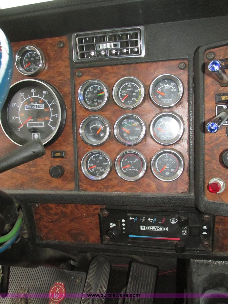 image for item J8788 2000 Kenworth W900 semi truck