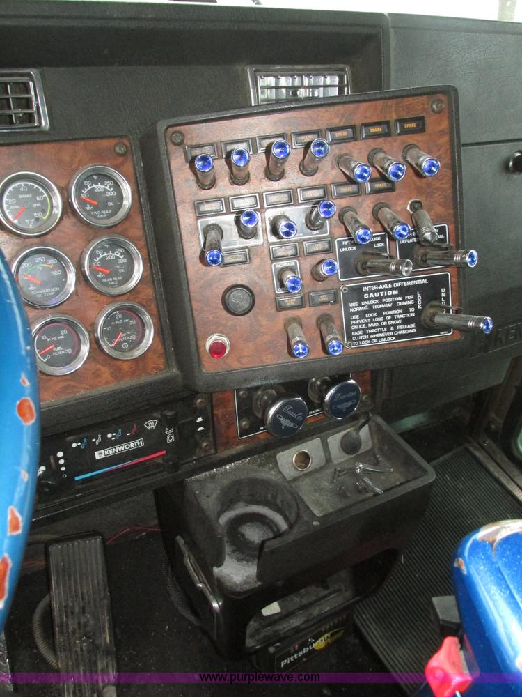 image for item J8788 2000 Kenworth W900 semi truck