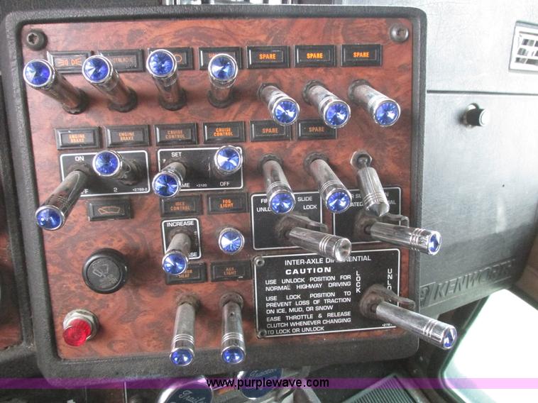 image for item J8788 2000 Kenworth W900 semi truck