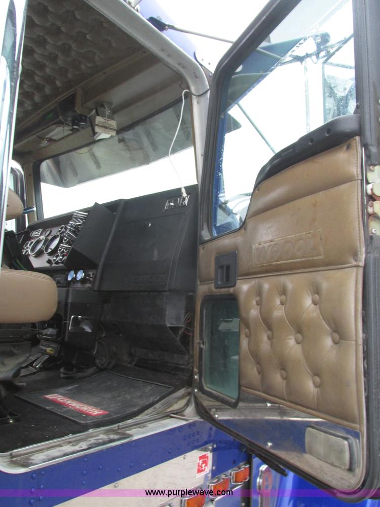 image for item J8788 2000 Kenworth W900 semi truck