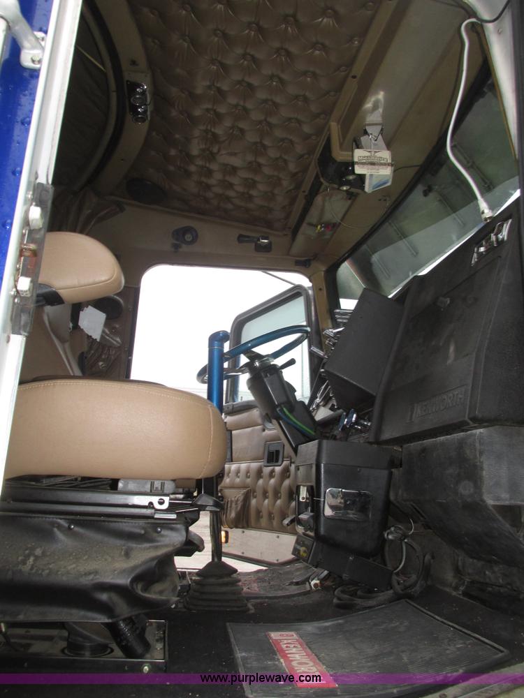 image for item J8788 2000 Kenworth W900 semi truck