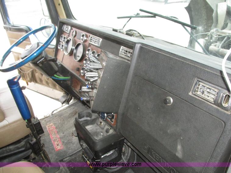 image for item J8788 2000 Kenworth W900 semi truck