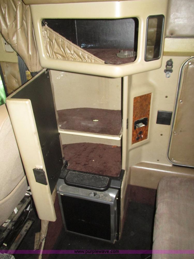 image for item J8788 2000 Kenworth W900 semi truck