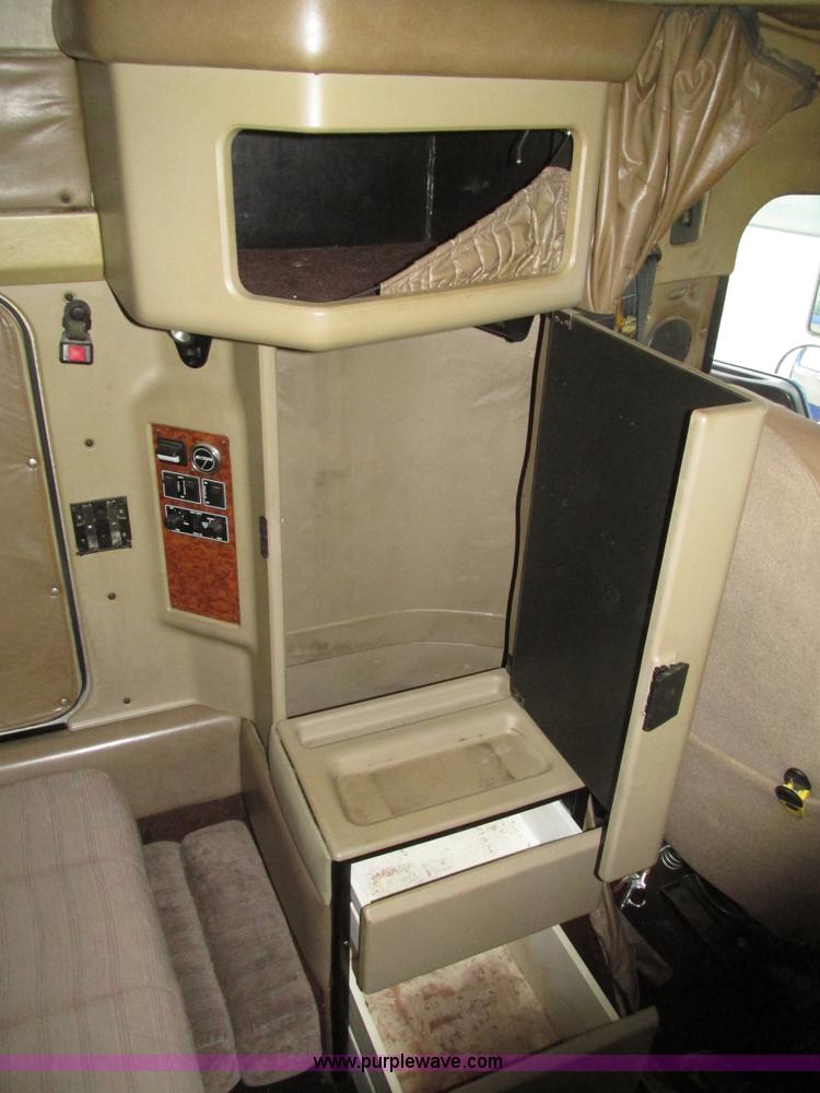 image for item J8788 2000 Kenworth W900 semi truck