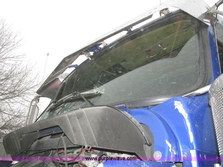 image for item J8788 2000 Kenworth W900 semi truck