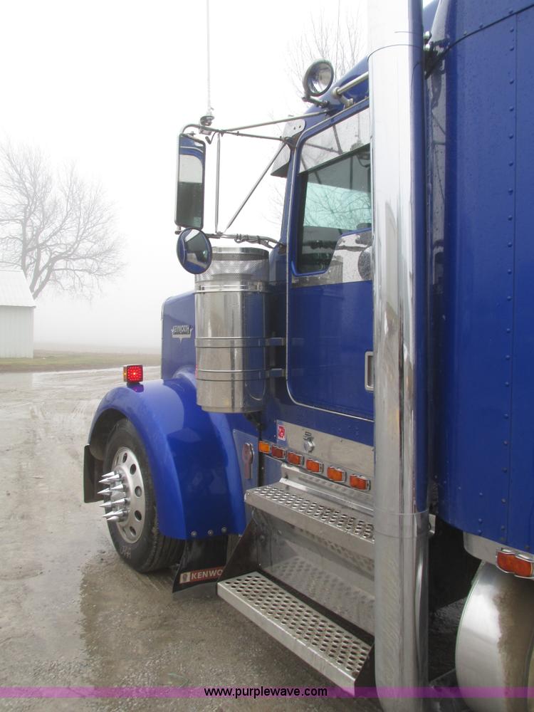 image for item J8788 2000 Kenworth W900 semi truck