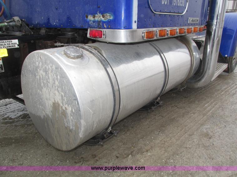 image for item J8788 2000 Kenworth W900 semi truck