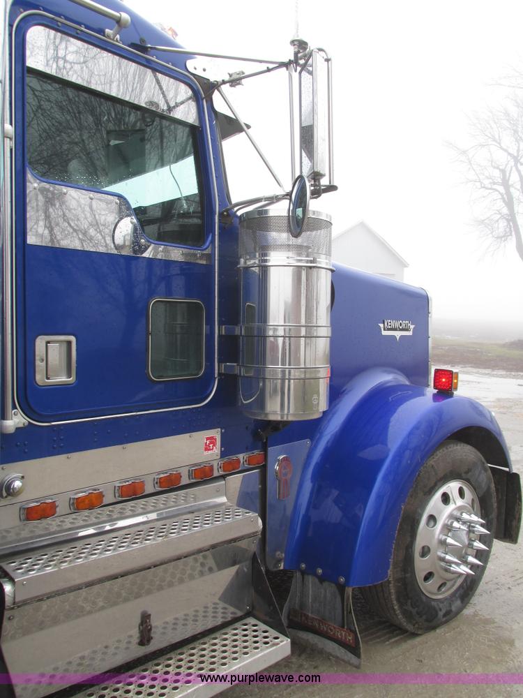 image for item J8788 2000 Kenworth W900 semi truck