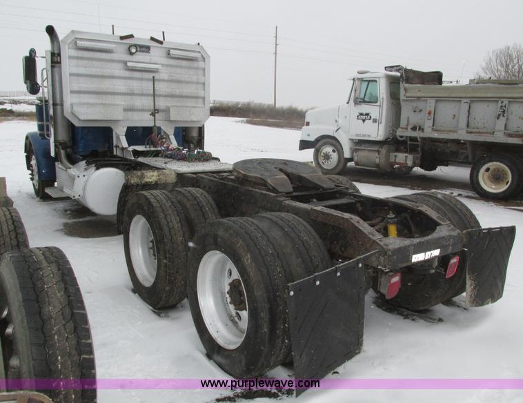 image for item J8792 1999 Peterbilt 379 semi truck