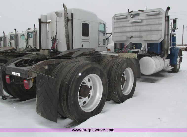 image for item J8792 1999 Peterbilt 379 semi truck