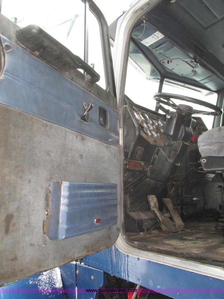 image for item J8792 1999 Peterbilt 379 semi truck