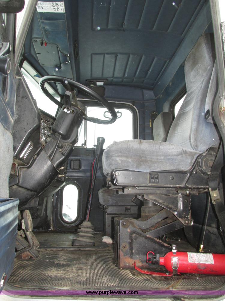 image for item J8792 1999 Peterbilt 379 semi truck