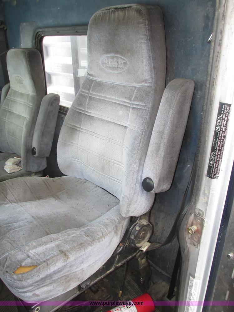 image for item J8792 1999 Peterbilt 379 semi truck