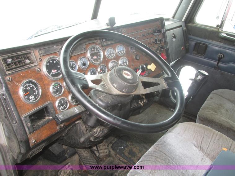 image for item J8792 1999 Peterbilt 379 semi truck