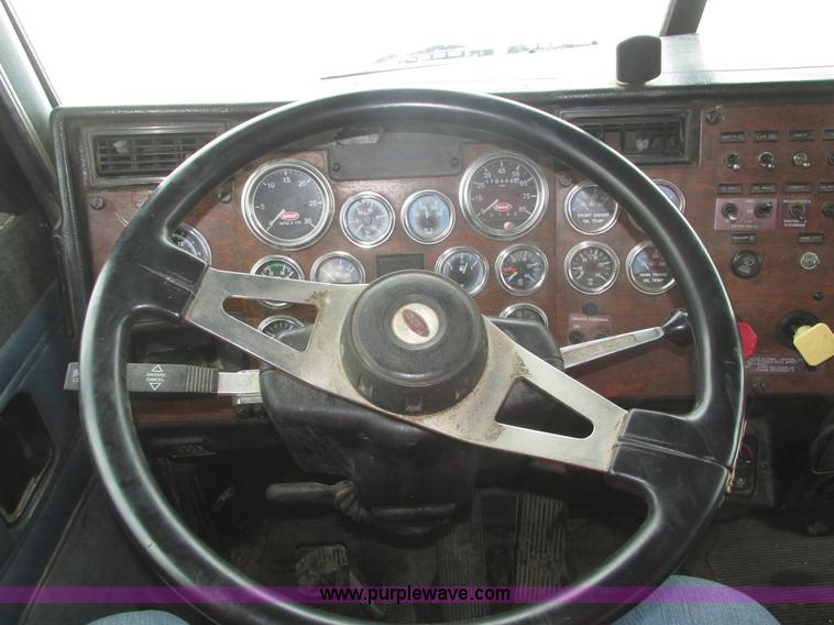 image for item J8792 1999 Peterbilt 379 semi truck