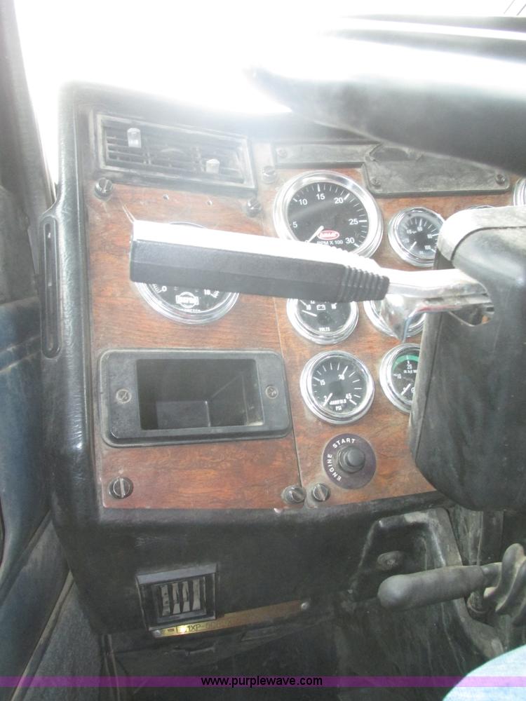 image for item J8792 1999 Peterbilt 379 semi truck