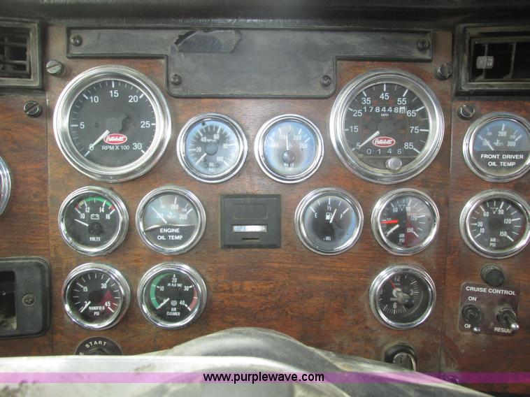 image for item J8792 1999 Peterbilt 379 semi truck