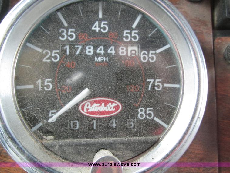 image for item J8792 1999 Peterbilt 379 semi truck