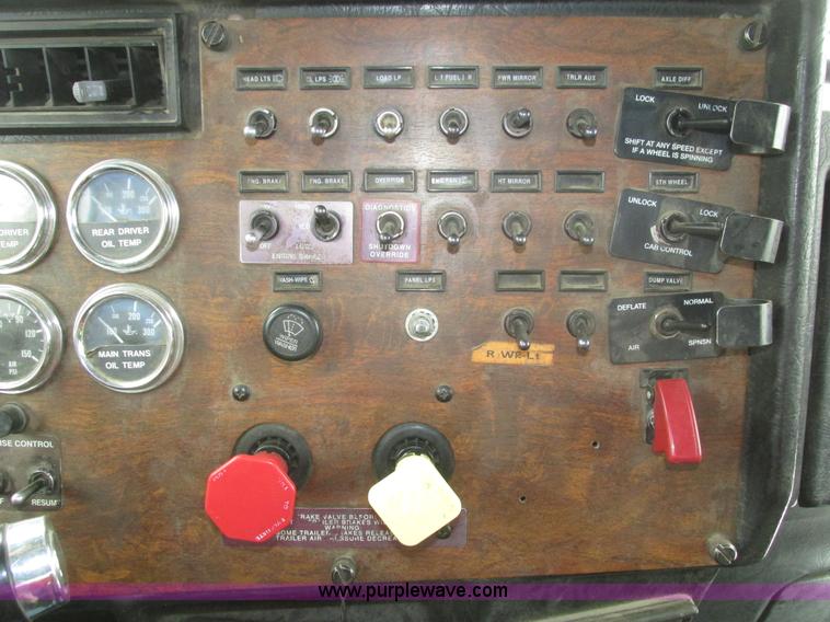 image for item J8792 1999 Peterbilt 379 semi truck