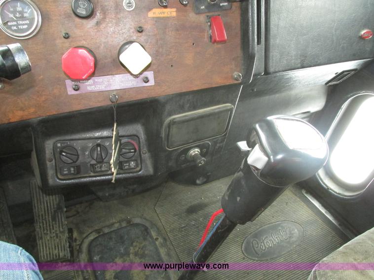 image for item J8792 1999 Peterbilt 379 semi truck