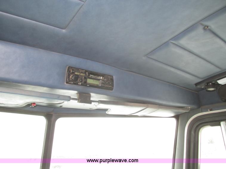 image for item J8792 1999 Peterbilt 379 semi truck