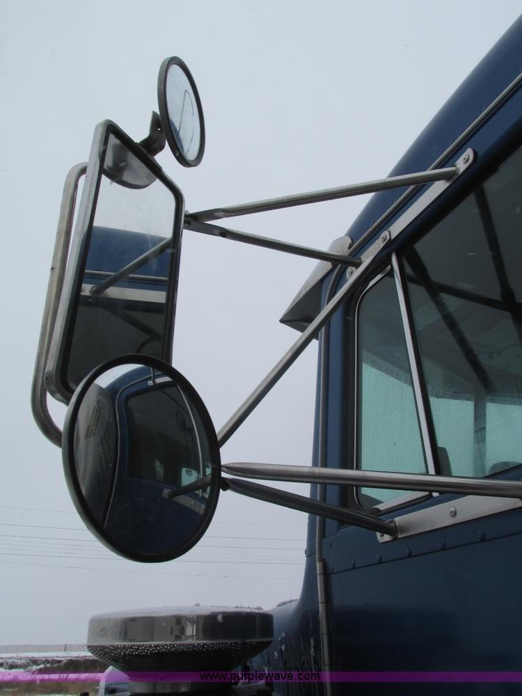 image for item J8792 1999 Peterbilt 379 semi truck