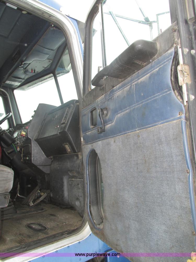 image for item J8792 1999 Peterbilt 379 semi truck