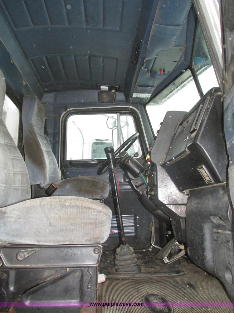 image for item J8792 1999 Peterbilt 379 semi truck