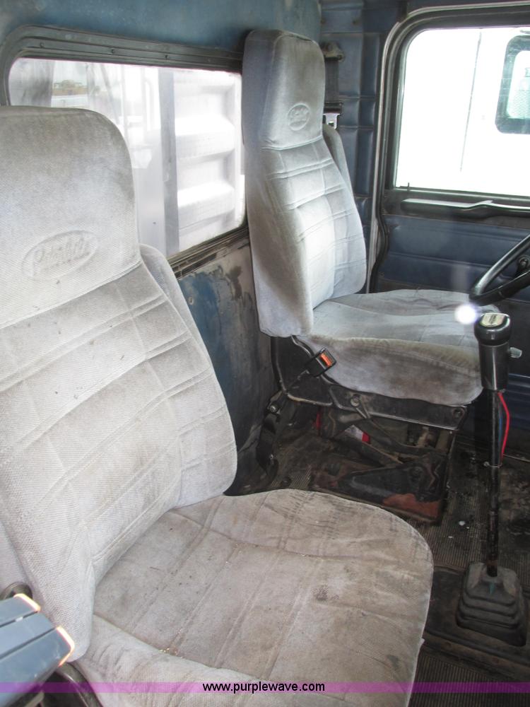 image for item J8792 1999 Peterbilt 379 semi truck