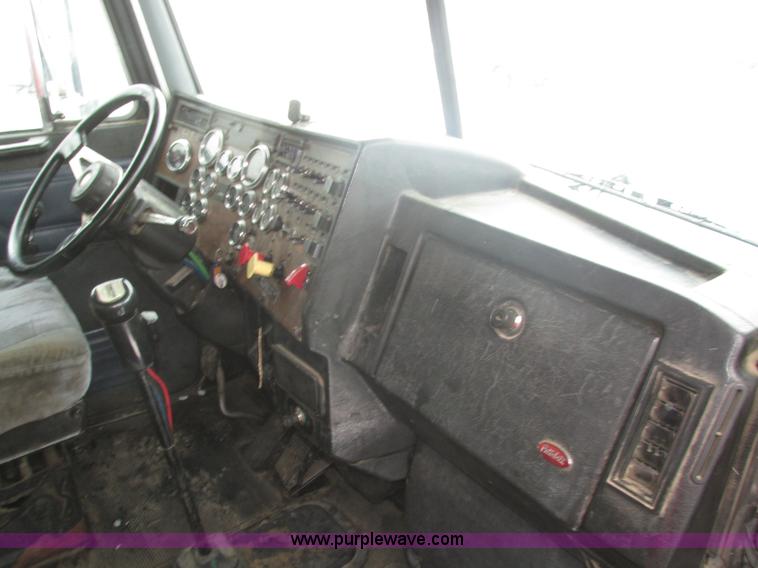 image for item J8792 1999 Peterbilt 379 semi truck