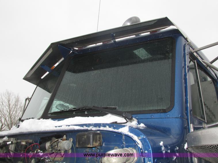 image for item J8792 1999 Peterbilt 379 semi truck