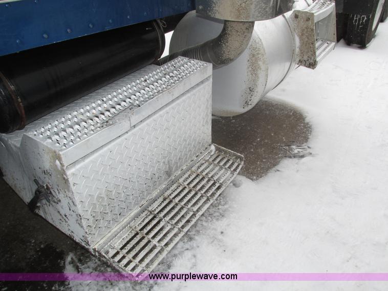 image for item J8792 1999 Peterbilt 379 semi truck