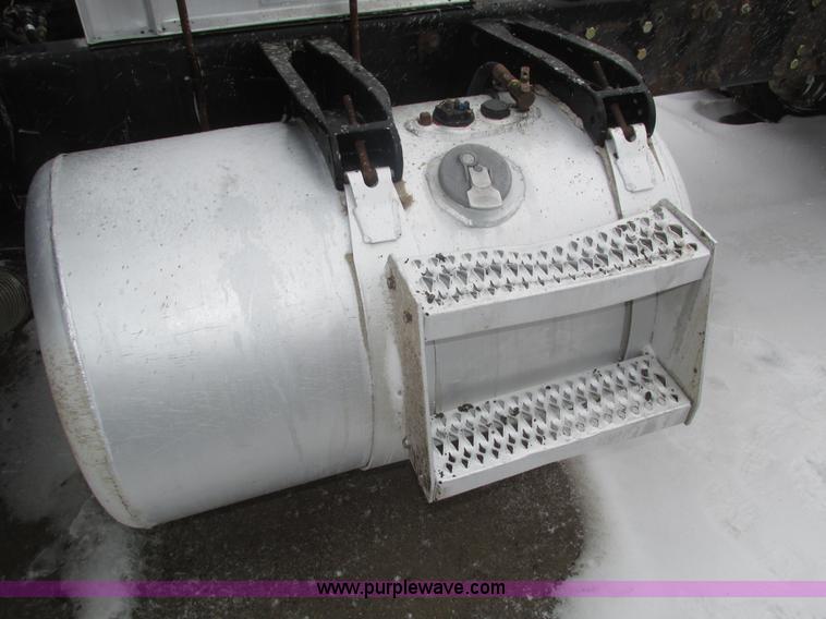 image for item J8792 1999 Peterbilt 379 semi truck