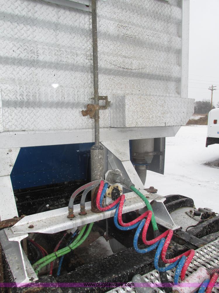 image for item J8792 1999 Peterbilt 379 semi truck