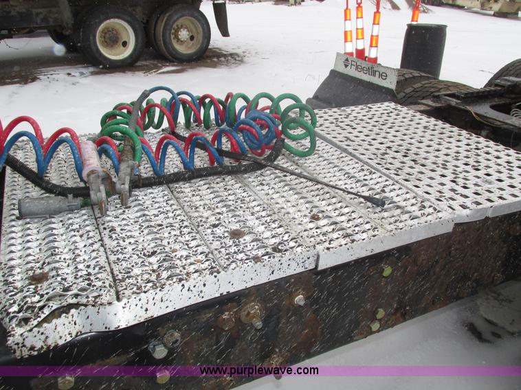 image for item J8792 1999 Peterbilt 379 semi truck