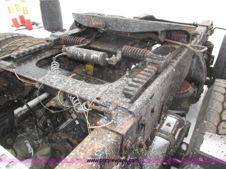 image for item J8792 1999 Peterbilt 379 semi truck